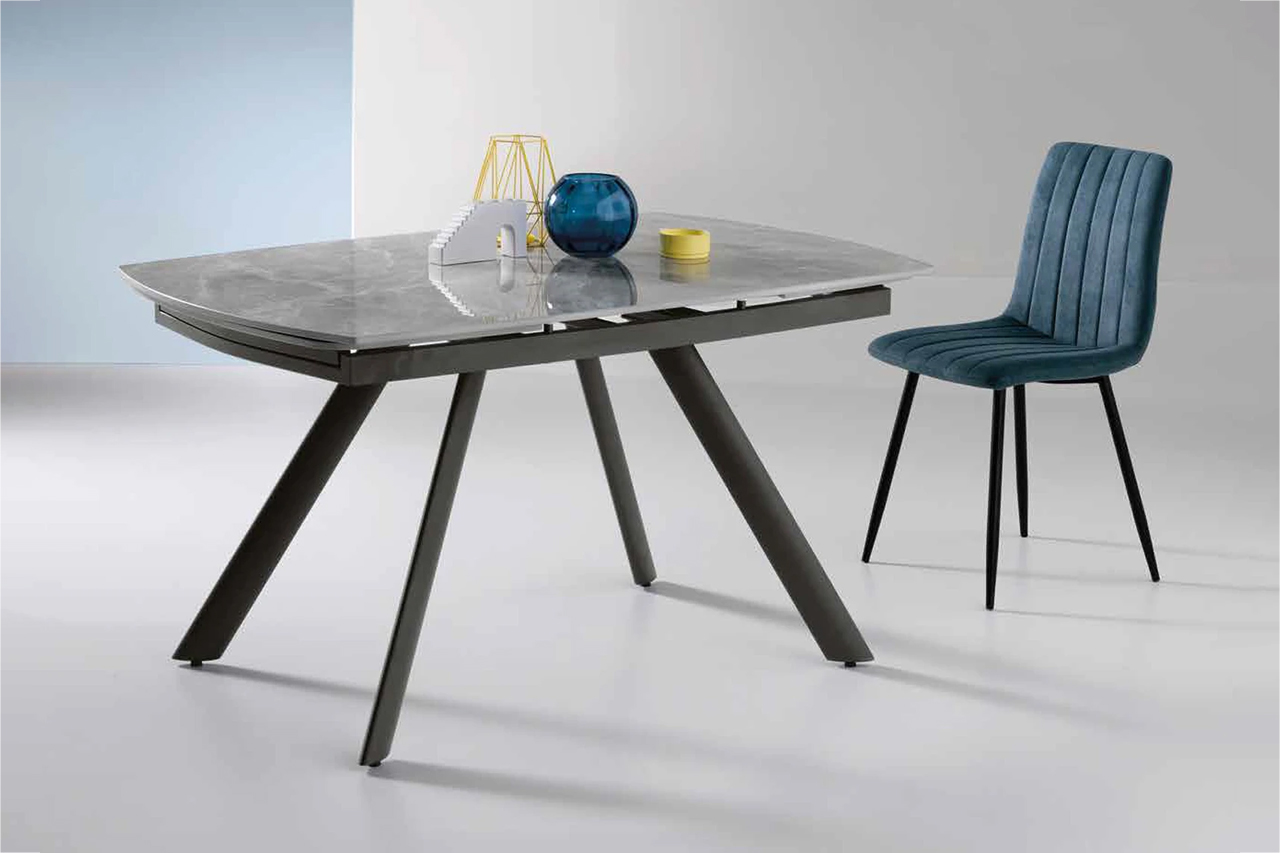 Il tavolo TERENCE unisce eleganza e funzionalità in un design moderno e raffinato. Il suo piano in pietra sinterizzata effetto marmo dona luminosità e pregio alla zona living, mentre la struttura in metallo garantisce stabilità e leggerezza visiva. Grazie alle due pratiche allunghe laterali da 35 cm, il tavolo si estende fino a 210 cm, offrendo spazio per accogliere comodamente fino a 8 persone. Le linee essenziali e contemporanee lo rendono un complemento d’arredo versatile, capace di adattarsi con stile a qualsiasi ambiente. TERENCE è la soluzione perfetta per chi cerca un equilibrio tra estetica e praticità.